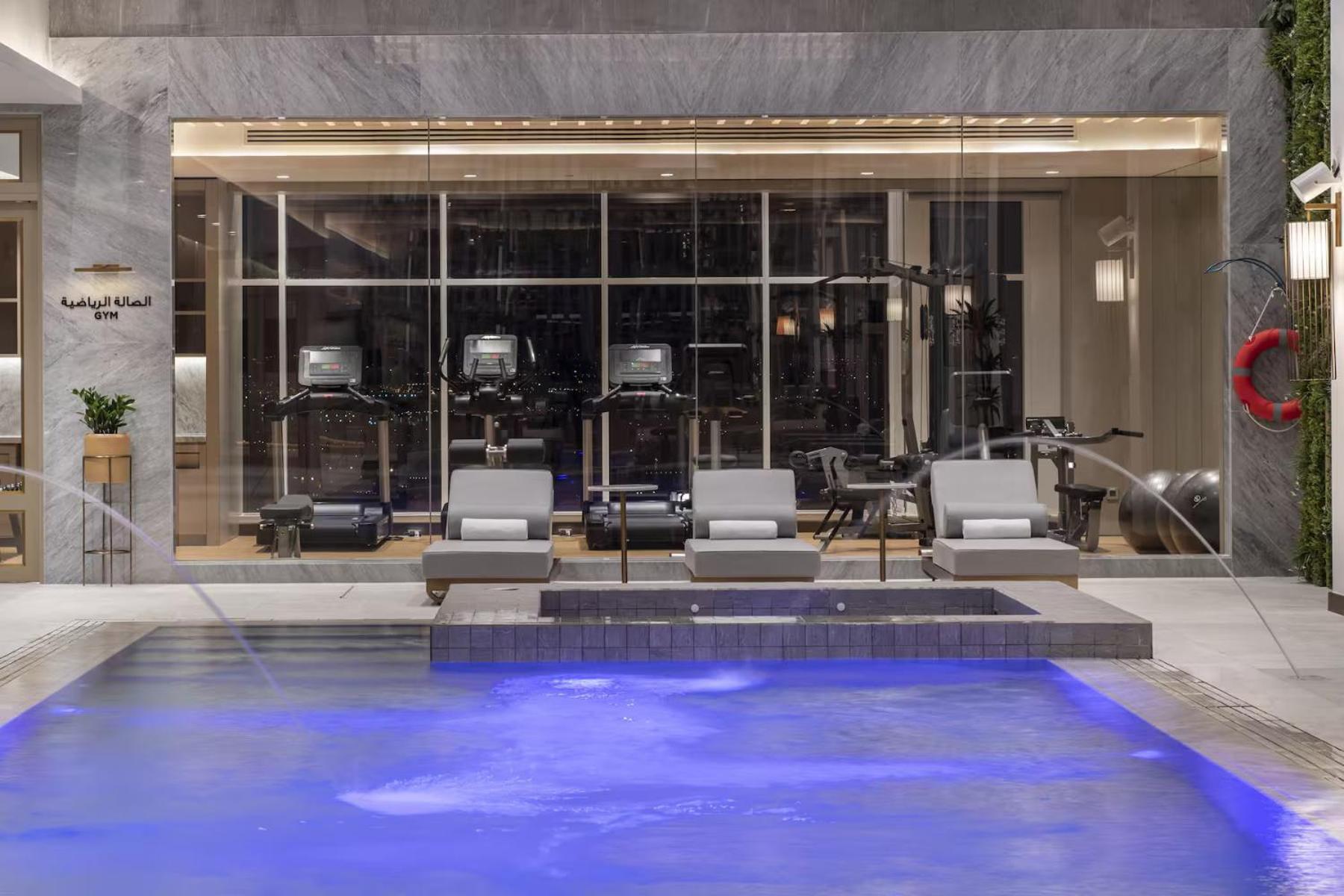 Ramada By Wyndham Riyadh King Fahd Road Exteriér fotografie The pool at the hotel