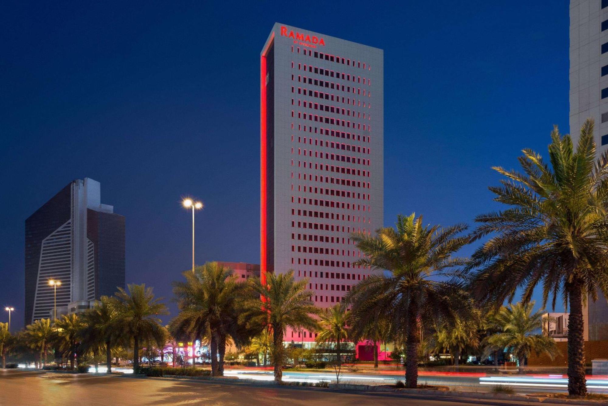 Ramada By Wyndham Riyadh King Fahd Road Exteriér fotografie The hotel at night